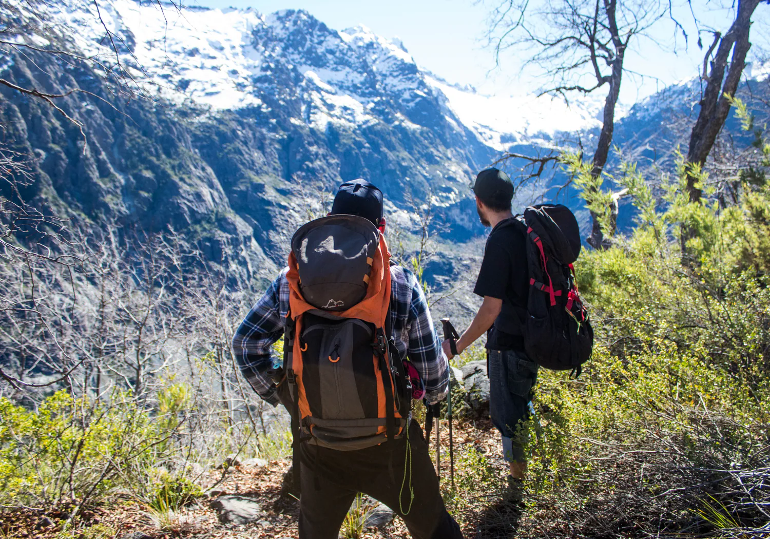 Dos caminantes observan la cordillera nevada antes de continuar